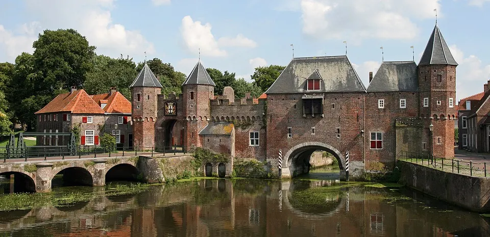 De Koppelpoort met water eromheen — omgeving van Amersfoort