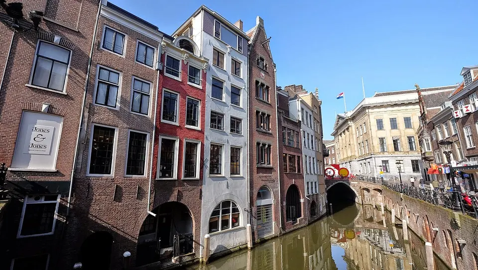 Stadsgracht met gebouwen — omgeving van Utrecht