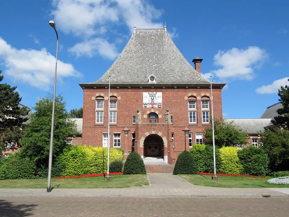 Oudere gebouwen langs de straat — omgeving van Leidschendam
