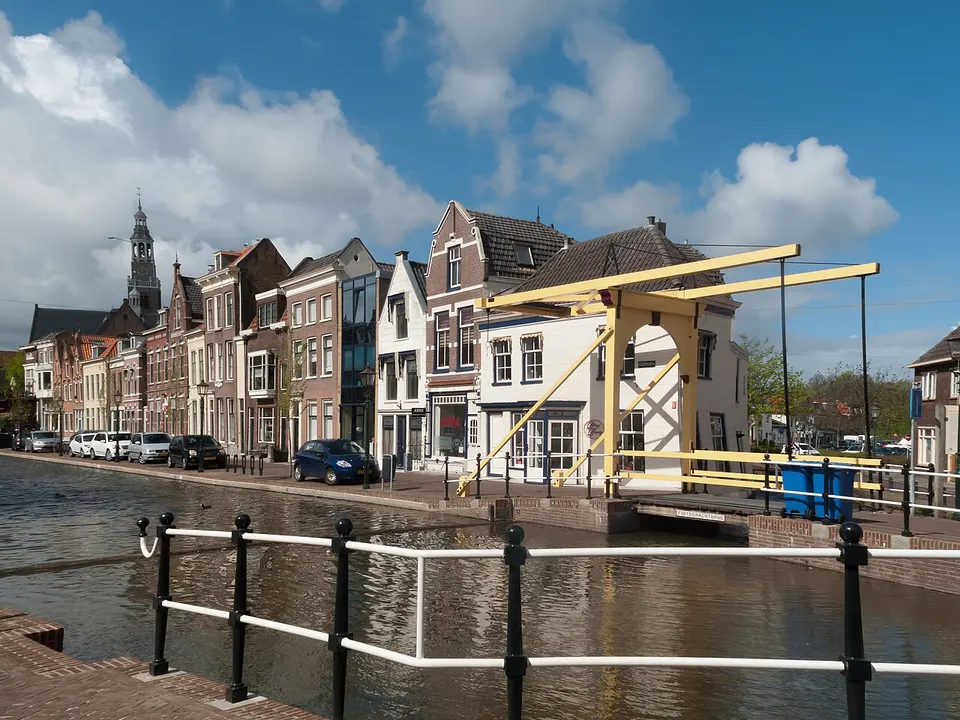 Brug over het water — omgeving van Maassluis