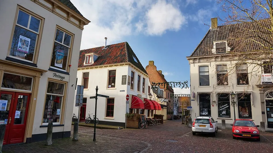 Oudere gebouwen langs de straat — omgeving van Wijk bij Duurstede