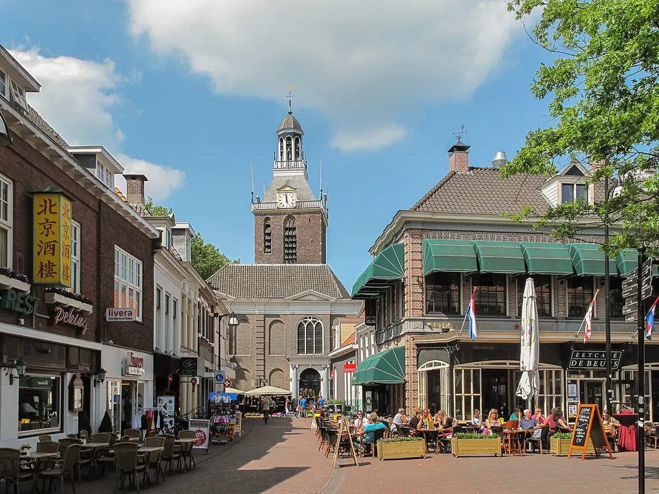 Plein met gebouwen — omgeving van Meppel