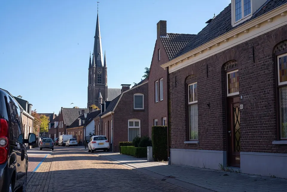 Mgr Den Dubbeldenstraat met kerktoren — omgeving van Asten