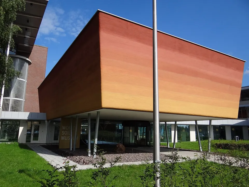 Museumgebouw met groen eromheen — omgeving van Wageningen