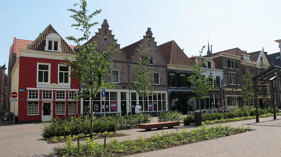 Oudere gebouwen langs de straat — omgeving van Zwolle