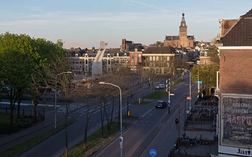 Uitzicht op stadsgebouwen en een kerktoren — omgeving van Nijmegen