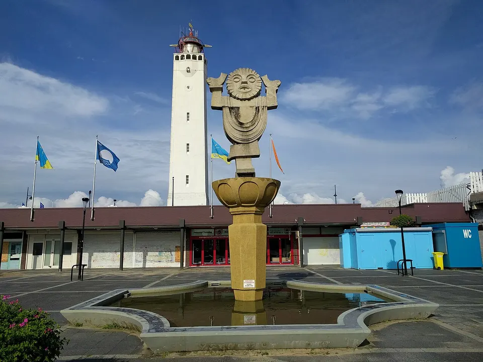 Het Vuurtorenplein met vuurtoren — omgeving van Noordwijk