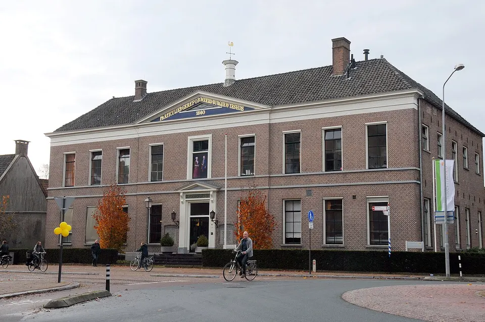 Oudere gebouwen langs de straat — omgeving van Nijkerk