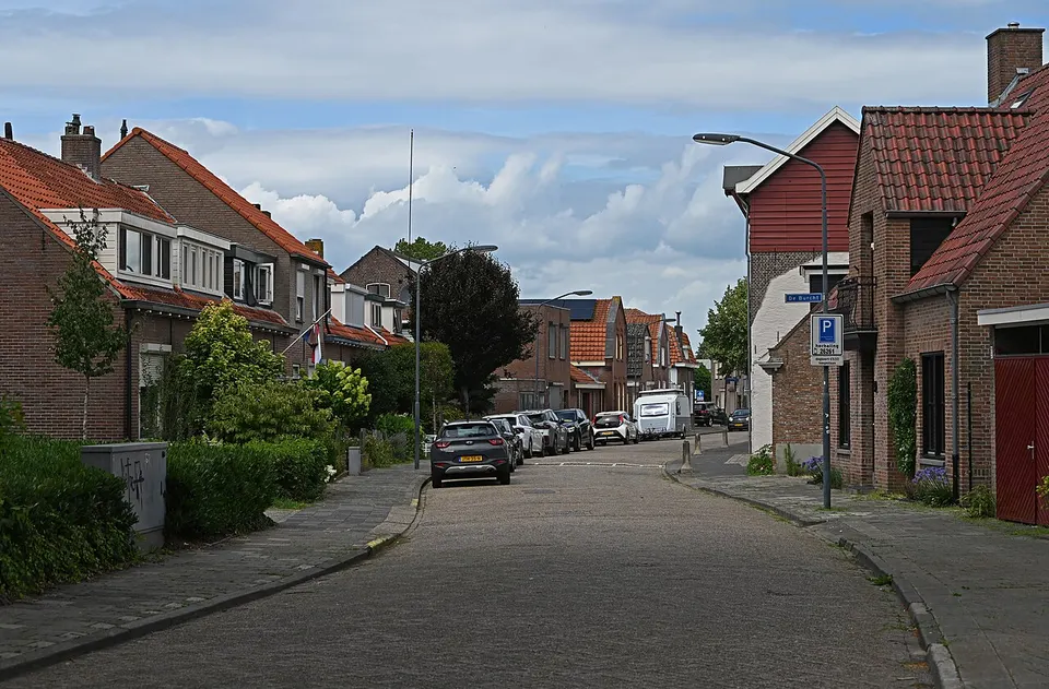 Straat met gebouwen — omgeving van Oosterhout