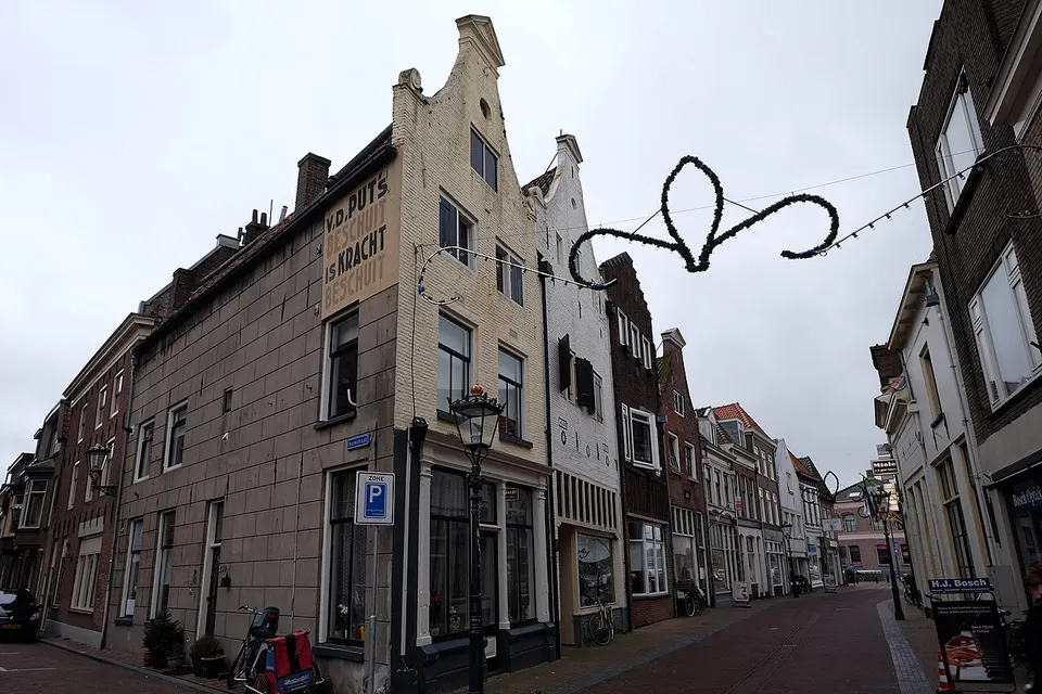 Straat met gebouwen — omgeving van Kampen