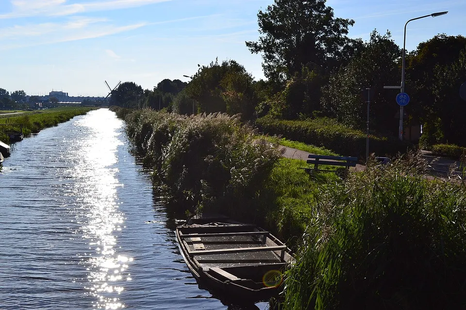 Water with green banks — area around Aalsmeer