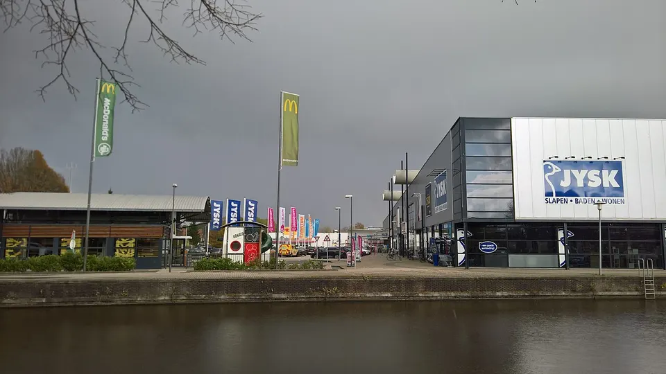 Winkels aan het water — omgeving van Winschoten