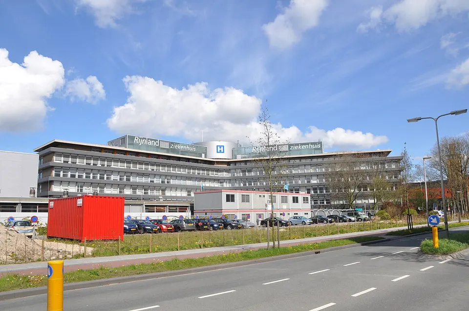 Gebouwen aan een straat — omgeving van Leiderdorp