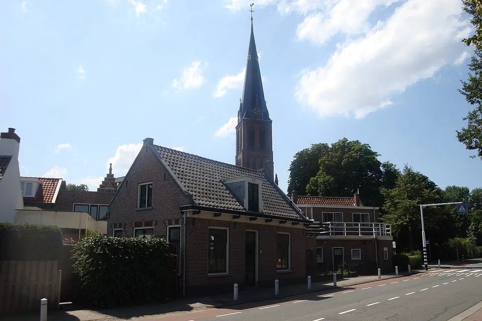 De Rijnstraat met kerk — omgeving van Katwijk