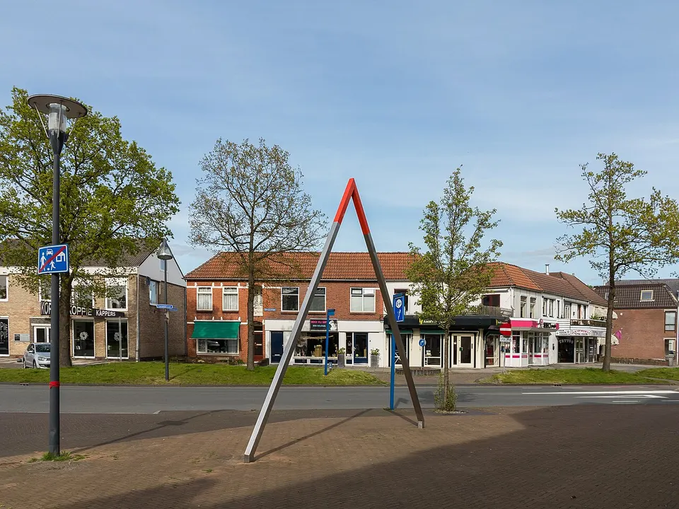 Plein met gebouwen — omgeving van Roden