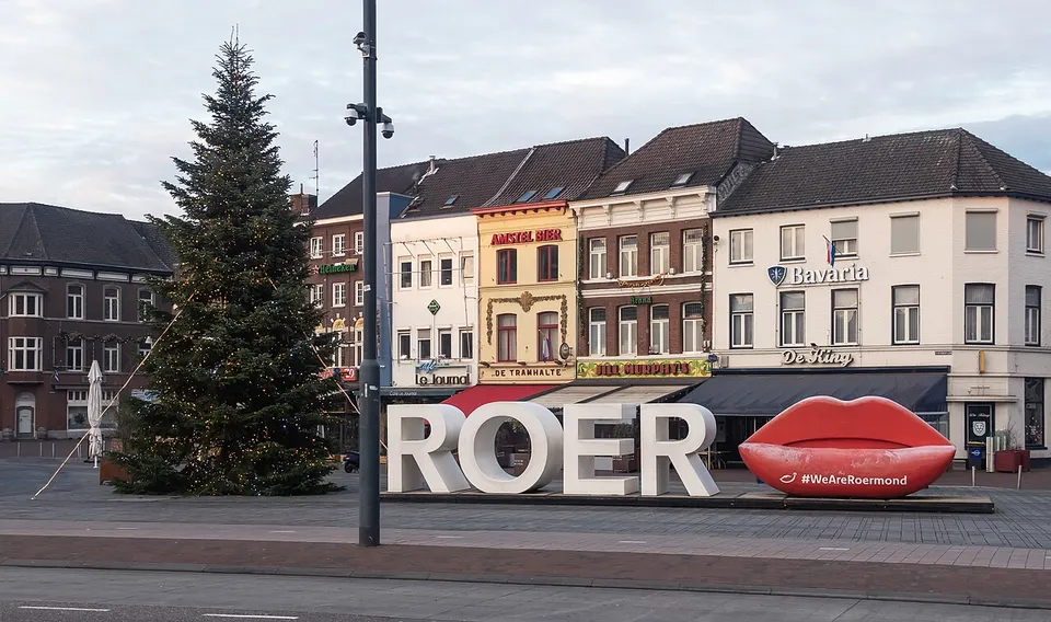 Plein met gebouwen — omgeving van Roermond
