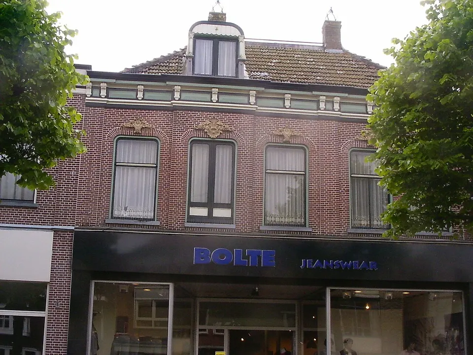 Oudere gebouwen langs de straat — omgeving van Schagen