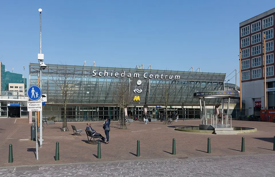 Stationsgebouw en omgeving — omgeving van Schiedam