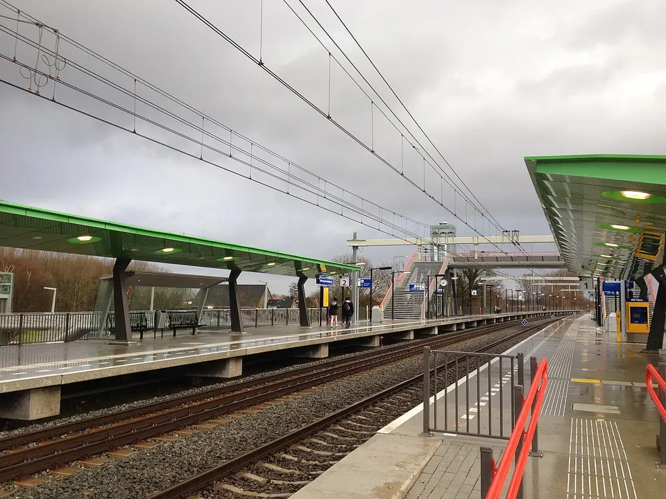 Spoor en perron — omgeving van Zwanenburg