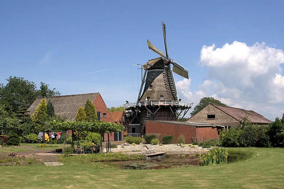 Molen in het landschap — omgeving van Surhuisterveen