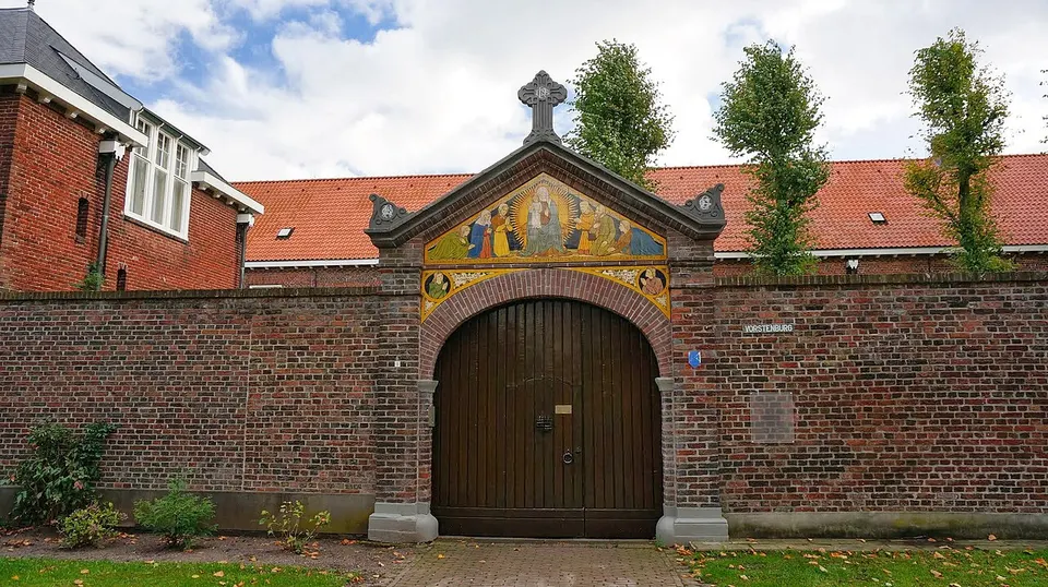 Oudere gebouwen langs de straat — omgeving van Uden