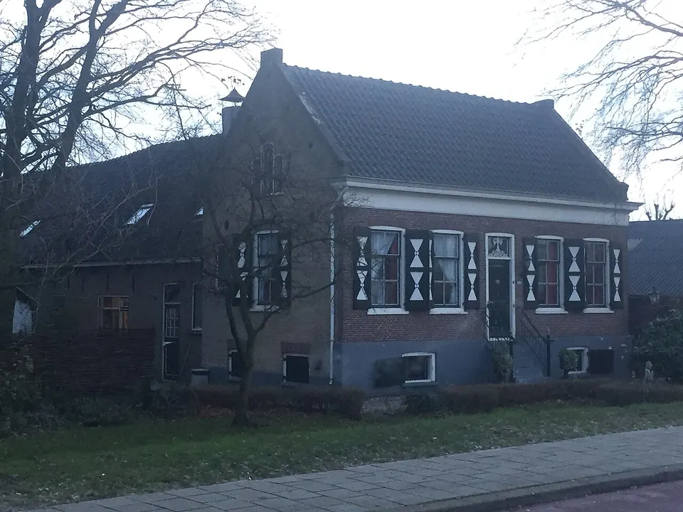 Oudere gebouwen langs de straat — omgeving van Zoetermeer
