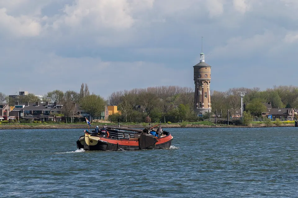 Kade langs het water — omgeving van Zwijndrecht