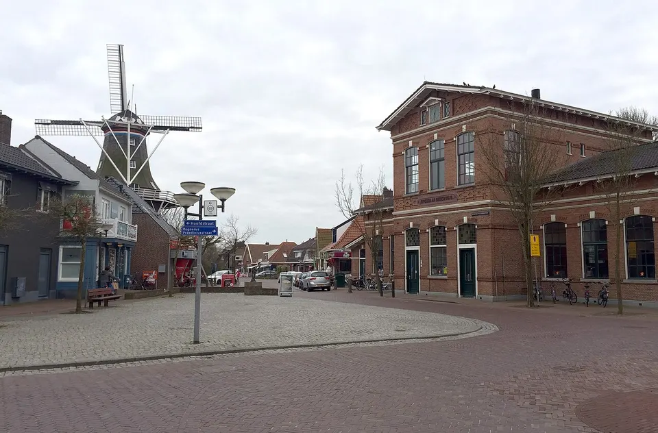 Straat met gebouwen — omgeving van Winsum