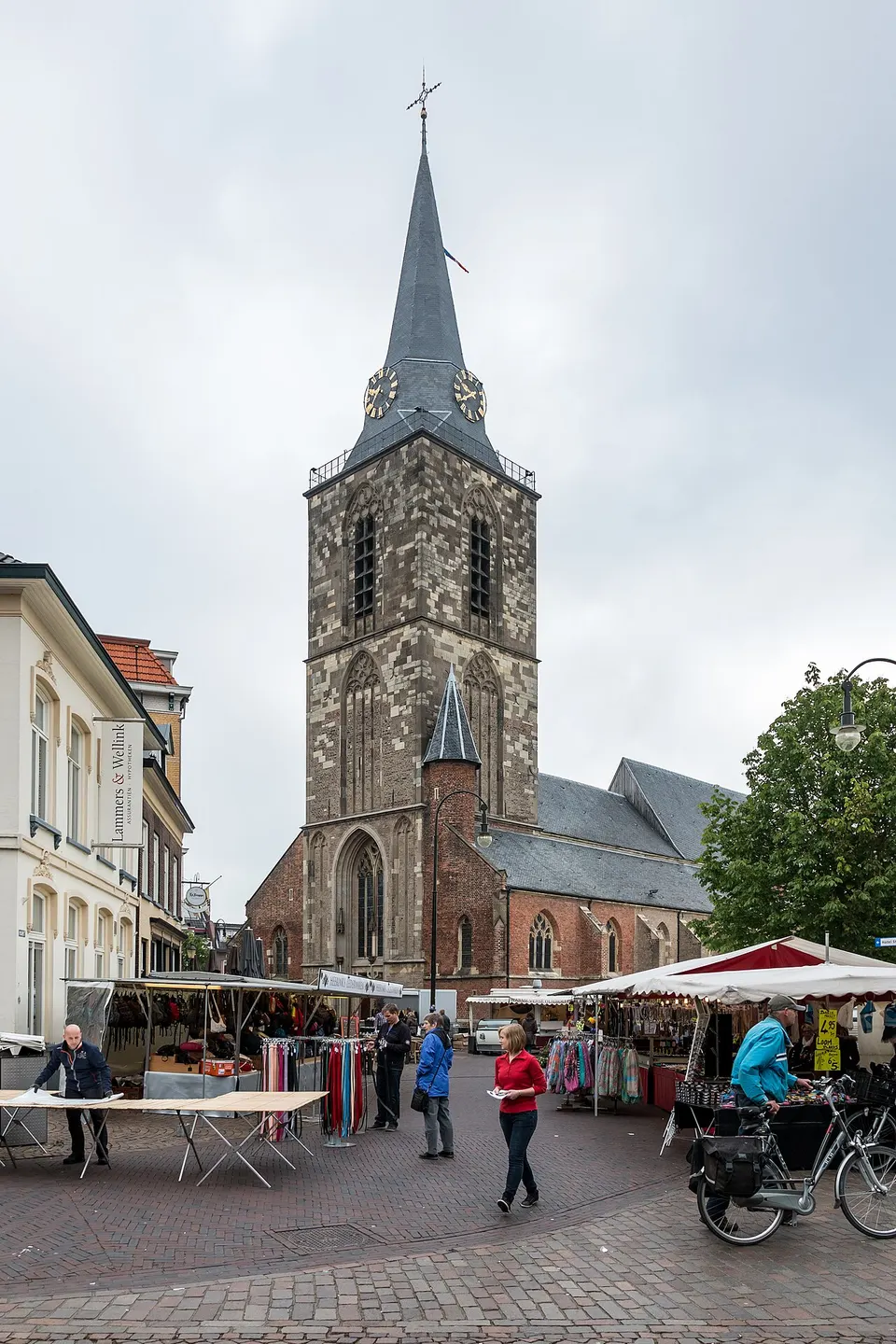 De Jacobskerk aan de Markt — omgeving van Winterswijk