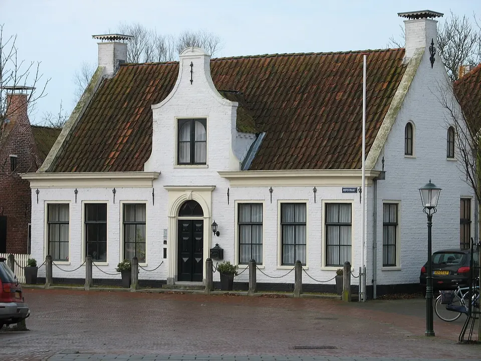 Oudere gebouwen langs de straat — omgeving van Zuidhorn