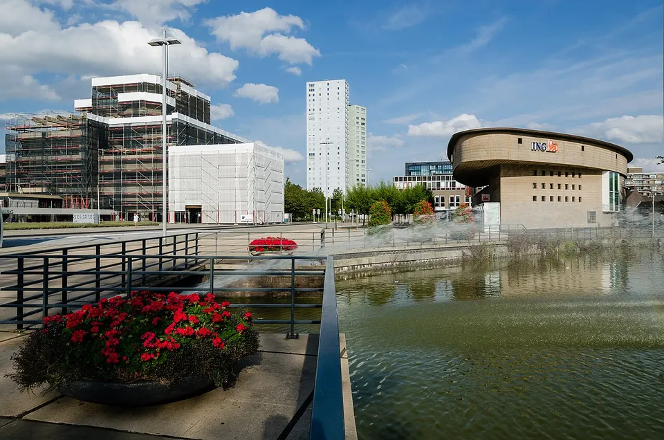 Gebouwen langs het water — omgeving van Terneuzen