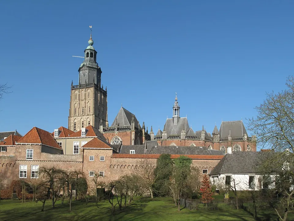 Uitzicht op stadsgebouwen en een kerktoren — omgeving van Zutphen